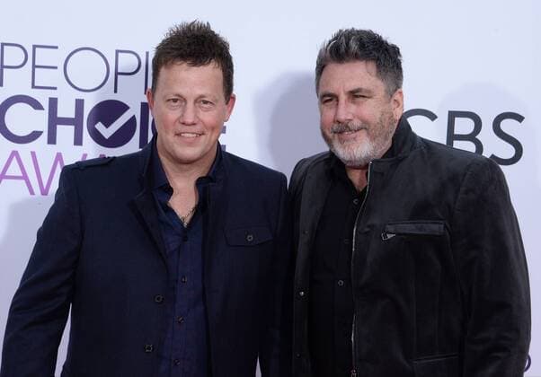 (L-R) Musicians Dean Sams and Michael Britt of Lonestar attend the 43rd annual People s Choice Awards at the Microsoft Theater in Los Angeles on January 18, 2017.  LAP20170118034 JIMxRUYMEN