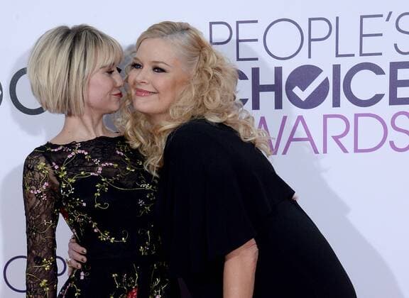 (L-R) Actresses Chelsea Kane and Melissa Peterman attend the 43rd annual People s Choice Awards at the Microsoft Theater in Los Angeles on January 18, 2017.  LAP20170118047 JIMxRUYMEN