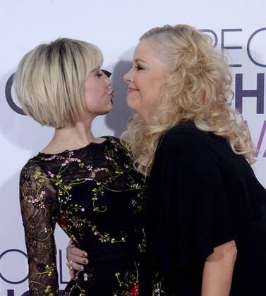 (L-R) Actresses Chelsea Kane and Melissa Peterman attend the 43rd annual People s Choice Awards at the Microsoft Theater in Los Angeles on January 18, 2017.  LAP20170118048 JIMxRUYMEN