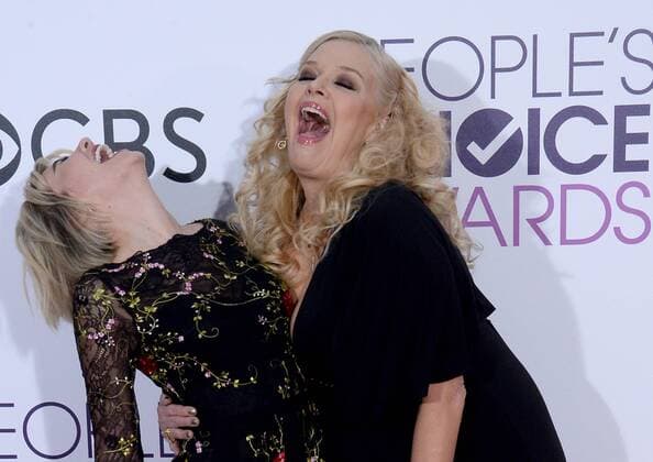 (L-R) Actresses Chelsea Kane and Melissa Peterman attend the 43rd annual People s Choice Awards at the Microsoft Theater in Los Angeles on January 18, 2017.  LAP20170118050 JIMxRUYMEN