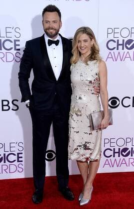 (L-R) Host Joel McHale and Sarah Williams attend the 43rd annual People s Choice Awards at the Microsoft Theater in Los Angeles on January 18, 2017.  LAP20170118055 JIMxRUYMEN