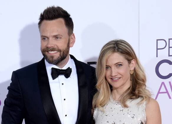 (L-R) Host Joel McHale and Sarah Williams attend the 43rd annual People s Choice Awards at the Microsoft Theater in Los Angeles on January 18, 2017.  LAP20170118057 JIMxRUYMEN