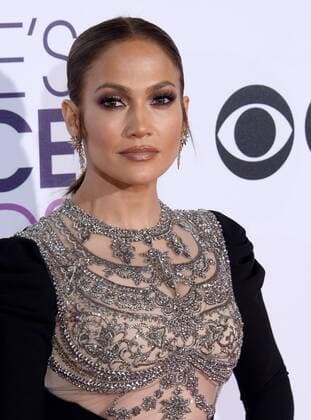 Actress Jennifer Lopez attends the 43rd annual People s Choice Awards at the Microsoft Theater in Los Angeles on January 18, 2017.  LAP20170118090 JIMxRUYMEN