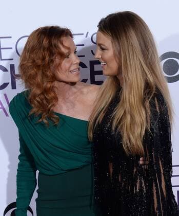 Actresses Robyn Lively (L) and Blake Lively attend the 43rd annual People s Choice Awards at the Microsoft Theater in Los Angeles on January 18, 2017.  LAP201701182275 JIMxRUYMEN