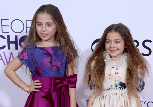 Actresses Sofia Jellen (L) and Olivia Jelle attend the 43rd annual People s Choice Awards at the Microsoft Theater in Los Angeles on January 18, 2017.  LAP201701182266 JIMxRUYMEN