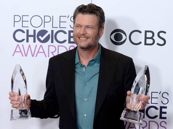 Singer songwriter Blake Shelton appears backstage with his award for Favorite Male Country Artist and Favorite Album for If I A Honest during the 43rd annual People s Choice Awards at the Microsoft Theater in Los Angeles on January 18, 2017.  LAP20170118277 JIMxRUYMEN