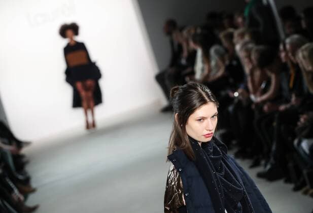(170119) -- BERLIN, Jan. 18, 2017 -- A model displays a creation of German fashion label Laurel during the Mercedes-Benz Fashion Week Berlin Autumn Winter 2017 in Berlin, capital of Germany, on Jan. 18, 2017. )(swt) GERMANY-BERLIN-FASHION WEEK-LAUREL ShanxYuqi 
