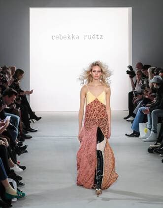 Themen der Woche (170119) -- BERLIN, Jan. 18, 2017 -- A model displays a creation of Austrian designer Rebekka Ruetz during the Mercedes-Benz Fashion Week Berlin Autumn Winter 2017 in Berlin, Germany, on Jan. 18, 2017. ) GERMANY-BERLIN-FASHION WEEK-REBEKKA RUETZ ShanxYuqi 