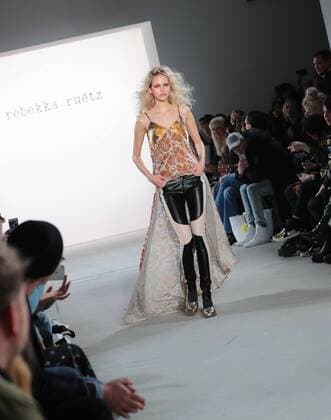 (170119) -- BERLIN, Jan. 18, 2017 -- A model displays a creation of Austrian designer Rebekka Ruetz during the Mercedes-Benz Fashion Week Berlin Autumn Winter 2017 in Berlin, Germany, on Jan. 18, 2017. ) GERMANY-BERLIN-FASHION WEEK-REBEKKA RUETZ ShanxYuqi 