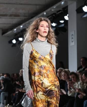 (170119) -- BERLIN, Jan. 18, 2017 -- A model displays a creation of Austrian designer Rebekka Ruetz during the Mercedes-Benz Fashion Week Berlin Autumn Winter 2017 in Berlin, Germany, on Jan. 18, 2017. ) GERMANY-BERLIN-FASHION WEEK-REBEKKA RUETZ ShanxYuqi 