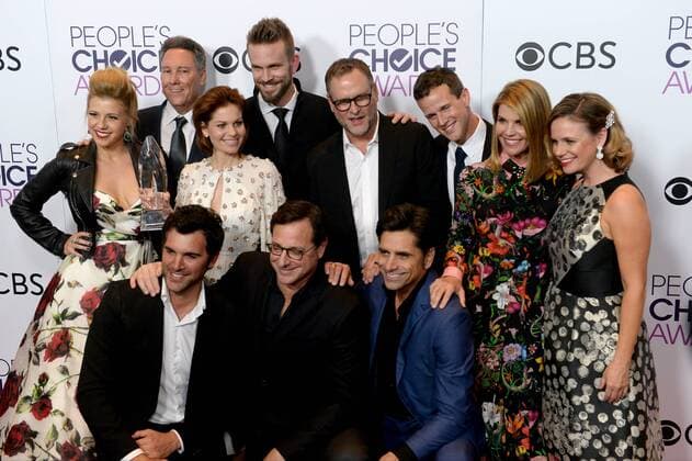 (Back L-R) Actress Jodie Sweetin, producer Jeff Franklin, actors Candace Cameron Bure, John Brotherton, Dave Coulier, Scott Weinger, Lori Loughlin, Andrea Barber and (front L-R) actors Juan Pablo Di Pace, Bob Saget and John Stamos appear backstage with their award for Favorite Premium Comedy Series for Fuller House during the 43rd annual People s Choice Awards at the Microsoft Theater in Los Angeles on January 18, 2017.  LAP20170118377 JIMxRUYMEN
