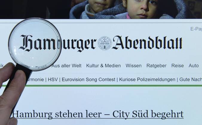 Hamburger Abendblatt, Internet, Monitor, Hand, Lupe Hamburger Abendblatt Internet Monitor Hand Lupe