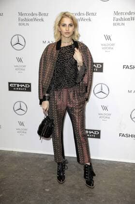 Caro Daur bei der Dawid Tomaszewski Fashion Show auf der Mercedes-Benz Fashion Week Berlin Autumn Winter 2017. Berlin, 19.01.2017 Foto:xS.xGabschx xFuturexImage