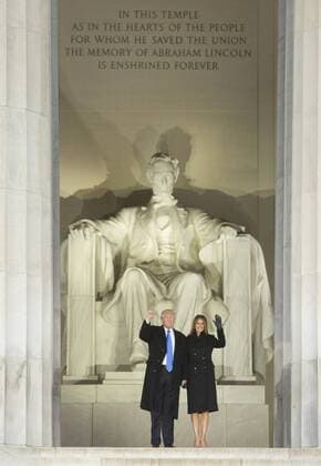 Amtseinführung von Donald Trump: Willkommenskonzert am Lincoln Memorial President-elect of The United States Donald J. Trump and wife Melania arrive at the Make America Great Again Welcome Celebration concert at the Lincoln Memorial in Washington, DC, January 19, 2017. The inauguration is January 20. Pool  WAX20170119234 CHRISxKLEPONIS