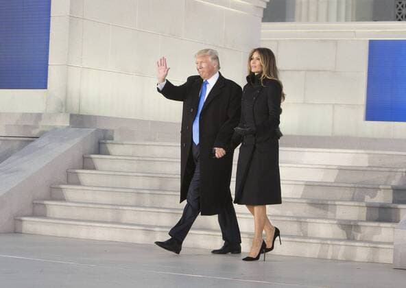 Amtseinführung von Donald Trump: Willkommenskonzert am Lincoln Memorial President-elect of The United States Donald J. Trump and wife Melania arrive at the Make America Great Again Welcome Celebration concert at the Lincoln Memorial in Washington, DC, January 19, 2017. The inauguration is January 20. Pool  WAX20170119235 CHRISxKLEPONIS