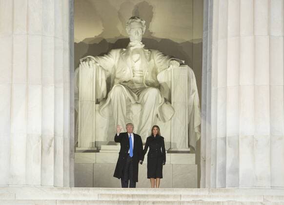 Amtseinführung von Donald Trump: Willkommenskonzert am Lincoln Memorial President-elect of The United States Donald J. Trump and wife Melania arrive at the Make America Great Again Welcome Celebration concert at the Lincoln Memorial in Washington, DC, January 19, 2017. The inauguration is January 20. Pool  WAX20170119237 CHRISxKLEPONIS