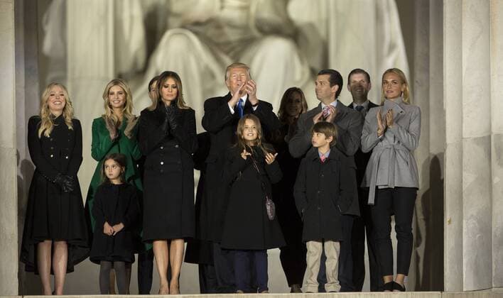 Bilder des Tages Amtseinführung von Donald Trump: Willkommenskonzert am Lincoln Memorial President-elect of The United States Donald J. Trump and family pose at the Make America Great Again Welcome Celebration concert at the Lincoln Memorial in Washington, DC, January 19, 2017. The inauguration is January 20. Pool  WAX20170119247 CHRISxKLEPONIS