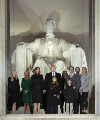 Amtseinführung von Donald Trump: Willkommenskonzert am Lincoln Memorial President-elect of The United States Donald J. Trump and family pose at the Make America Great Again Welcome Celebration concert at the Lincoln Memorial in Washington, DC, January 19, 2017. The inauguration is January 20. Pool  WAX20170119246 CHRISxKLEPONIS