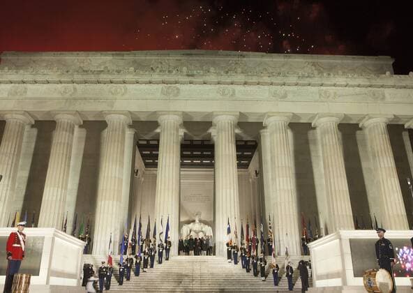 Amtseinführung von Donald Trump: Willkommenskonzert am Lincoln Memorial Under fireworks, President-elect of The United States Donald J. Trump and his family stand for the crowd at the Make America Great Again Welcome Celebration concert at the Lincoln Memorial in Washington, DC, January 19, 2017. The inauguration is January 20. Pool  WAX20170119248 CHRISxKLEPONIS