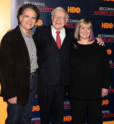 January 19, 2017 - New York, New York, U.S. - Businessman WARREN BUFFETT with his children PETER BUFFETT and SUSIE BUFFETT at the world premiere of the HBO film Becoming Warren Buffett held at the Museum of Modern Art. New York U.S. - ZUMAk03_ 20170119_zaf_k03_023