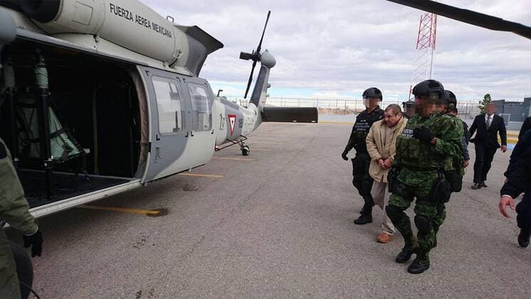 Themen der Woche Bilder des Tages Mexiko liefert Joaquin El Chapo Guzman an die USA aus January 19, 2017 - Ciudad Juarez, Chihuahua, MEXICO - Joaquin Guzman Loera, the drug lord and chieftain of the Sinaloa cartel known as El Chapo, was extradited to the United States on Thursday January 19, 2017 and flown from a jail in Ciudad Juarez, Mexico to Long Island MacArthur Airport in Islip, New York to face numerous charges. PGR PRENSA INTERNATIONAL Ciudad Juarez MEXICO - ZUMAp124 20170119_zaa_p124_007