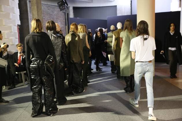 Paris Fashion Week - Rick Owens Modenschau defile mode masculine rick owens CELEBRITES : Fashion Week Mode Masculine - Rick Owens Collection Automne Hiver - Paris - 19 01 2017 stephanechemin panoramic 