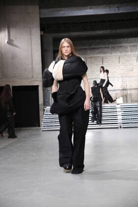 Paris Fashion Week - Rick Owens Modenschau defile mode masculine rick owens CELEBRITES : Fashion Week Mode Masculine - Rick Owens Collection Automne Hiver - Paris - 19 01 2017 stephanechemin panoramic 
