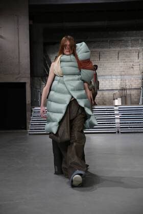 Paris Fashion Week - Rick Owens Modenschau defile mode masculine rick owens CELEBRITES : Fashion Week Mode Masculine - Rick Owens Collection Automne Hiver - Paris - 19 01 2017 stephanechemin panoramic 