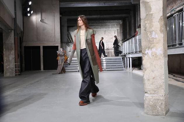 Paris Fashion Week - Rick Owens Modenschau defile mode masculine rick owens CELEBRITES : Fashion Week Mode Masculine - Rick Owens Collection Automne Hiver - Paris - 19 01 2017 stephanechemin panoramic 