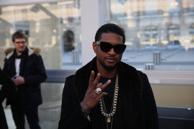 Paris Fashion Week - Promis bei Louis Vuitton Modenschau defile mode masculine Louis vuitton Usher CELEBRITES : Fashion Week Mode Masculine - Louis Vuitton Collection Automne Hiver - Paris - 19 01 2017 stephanechemin panoramic 