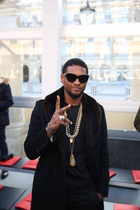 Paris Fashion Week - Promis bei Louis Vuitton Modenschau defile mode masculine Louis vuitton Usher CELEBRITES : Fashion Week Mode Masculine - Louis Vuitton Collection Automne Hiver - Paris - 19 01 2017 stephanechemin panoramic 