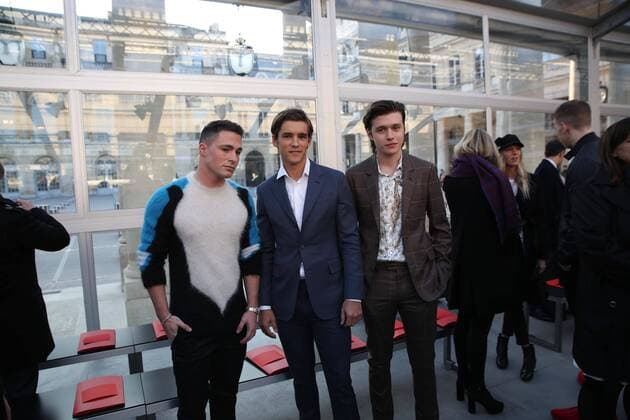 Paris Fashion Week - Promis bei Louis Vuitton Modenschau defile mode masculine Louis vuitton Colton Haynes - Brenton Thwaites - nick robinson CELEBRITES : Fashion Week Mode Masculine - Louis Vuitton Collection Automne Hiver - Paris - 19 01 2017 stephanechemin panoramic 