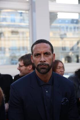 Paris Fashion Week - Promis bei Louis Vuitton Modenschau defile mode masculine Louis vuitton Rio Ferdinand CELEBRITES : Fashion Week Mode Masculine - Louis Vuitton Collection Automne Hiver - Paris - 19 01 2017 stephanechemin panoramic 