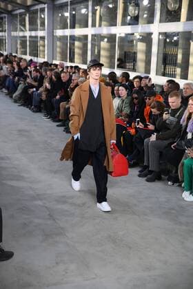 Paris Fashion Week - Louis Vuitton Modenschau defile mode masculine Louis vuitton CELEBRITES : Fashion Week Mode Masculine - Louis Vuitton Collection Automne Hiver - Paris - 19 01 2017 stephanechemin panoramic 