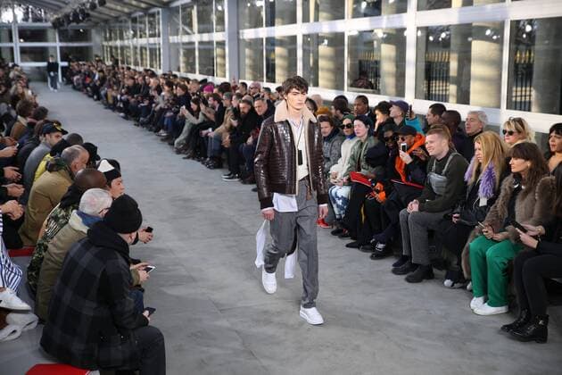 Paris Fashion Week - Louis Vuitton Modenschau defile mode masculine Louis vuitton CELEBRITES : Fashion Week Mode Masculine - Louis Vuitton Collection Automne Hiver - Paris - 19 01 2017 stephanechemin panoramic 