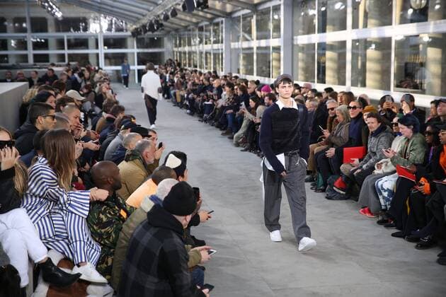 Paris Fashion Week - Louis Vuitton Modenschau defile mode masculine Louis vuitton CELEBRITES : Fashion Week Mode Masculine - Louis Vuitton Collection Automne Hiver - Paris - 19 01 2017 stephanechemin panoramic 