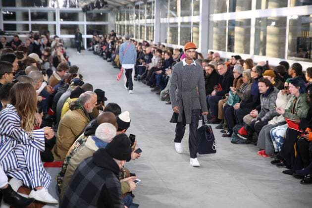 Paris Fashion Week - Louis Vuitton Modenschau defile mode masculine Louis vuitton CELEBRITES : Fashion Week Mode Masculine - Louis Vuitton Collection Automne Hiver - Paris - 19 01 2017 stephanechemin panoramic 