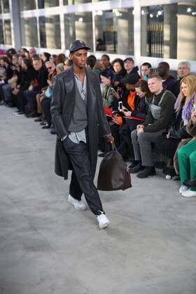 Paris Fashion Week - Louis Vuitton Modenschau defile mode masculine Louis vuitton CELEBRITES : Fashion Week Mode Masculine - Louis Vuitton Collection Automne Hiver - Paris - 19 01 2017 stephanechemin panoramic 