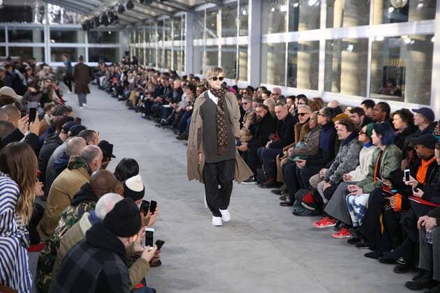 Paris Fashion Week - Louis Vuitton Modenschau defile mode masculine Louis vuitton CELEBRITES : Fashion Week Mode Masculine - Louis Vuitton Collection Automne Hiver - Paris - 19 01 2017 stephanechemin panoramic 