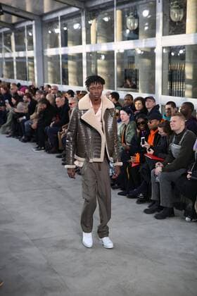 Paris Fashion Week - Louis Vuitton Modenschau defile mode masculine Louis vuitton CELEBRITES : Fashion Week Mode Masculine - Louis Vuitton Collection Automne Hiver - Paris - 19 01 2017 stephanechemin panoramic 