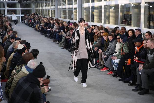 Paris Fashion Week - Louis Vuitton Modenschau defile mode masculine Louis vuitton CELEBRITES : Fashion Week Mode Masculine - Louis Vuitton Collection Automne Hiver - Paris - 19 01 2017 stephanechemin panoramic 