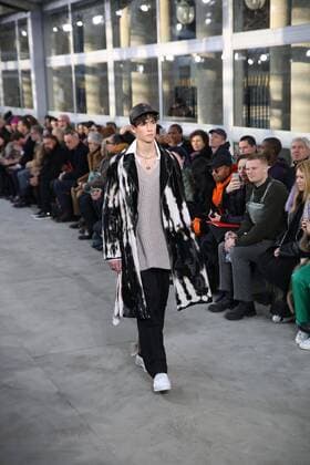 Paris Fashion Week - Louis Vuitton Modenschau defile mode masculine Louis vuitton CELEBRITES : Fashion Week Mode Masculine - Louis Vuitton Collection Automne Hiver - Paris - 19 01 2017 stephanechemin panoramic 