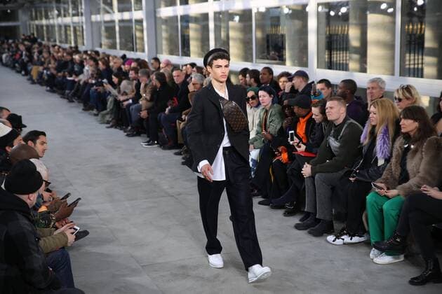 Paris Fashion Week - Louis Vuitton Modenschau defile mode masculine Louis vuitton CELEBRITES : Fashion Week Mode Masculine - Louis Vuitton Collection Automne Hiver - Paris - 19 01 2017 stephanechemin panoramic 