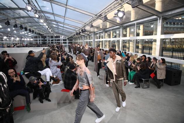 Paris Fashion Week - Louis Vuitton Modenschau defile mode masculine Louis vuitton CELEBRITES : Fashion Week Mode Masculine - Louis Vuitton Collection Automne Hiver - Paris - 19 01 2017 stephanechemin panoramic 