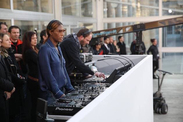 Paris Fashion Week - Louis Vuitton Modenschau defile mode masculine Louis vuitton DJ Honey Dijon CELEBRITES : Fashion Week Mode Masculine - Louis Vuitton Collection Automne Hiver - Paris - 19 01 2017 stephanechemin panoramic 