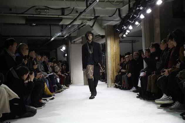 Paris Fashion Week - Yohji Yamamoto Modenschau defile mode masculine YOHJI YAMAMOTO CELEBRITES : Fashion Week Mode Masculine - Yamamoto Collection Automne Hiver - Paris - 19 01 2017 stephanechemin panoramic 