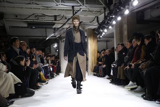 Paris Fashion Week - Yohji Yamamoto Modenschau defile mode masculine YOHJI YAMAMOTO CELEBRITES : Fashion Week Mode Masculine - Yamamoto Collection Automne Hiver - Paris - 19 01 2017 stephanechemin panoramic 