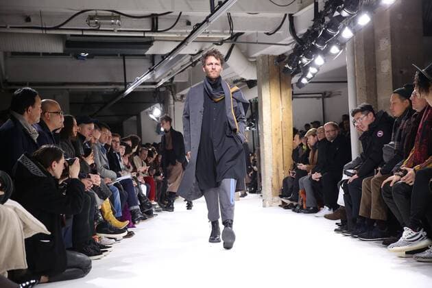 Paris Fashion Week - Yohji Yamamoto Modenschau defile mode masculine YOHJI YAMAMOTO CELEBRITES : Fashion Week Mode Masculine - Yamamoto Collection Automne Hiver - Paris - 19 01 2017 stephanechemin panoramic 