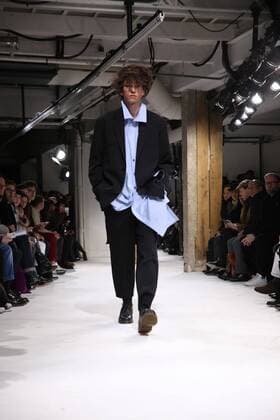 Paris Fashion Week - Yohji Yamamoto Modenschau defile mode masculine YOHJI YAMAMOTO CELEBRITES : Fashion Week Mode Masculine - Yamamoto Collection Automne Hiver - Paris - 19 01 2017 stephanechemin panoramic 