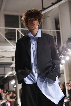 Paris Fashion Week - Yohji Yamamoto Modenschau defile mode masculine YOHJI YAMAMOTO CELEBRITES : Fashion Week Mode Masculine - Yamamoto Collection Automne Hiver - Paris - 19 01 2017 stephanechemin panoramic 